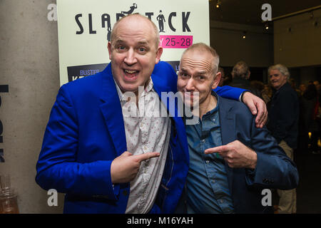 Bristol, Royaume-Uni. 27 janvier, 2018. Bristol Festival Burlesque Réalisateur Chris Daniels (à gauche) avec Tim Vine hôte du Gala 2018 Comédie silencieuse au Colston Hall Crédit : David Betteridge/Alamy Live News Banque D'Images