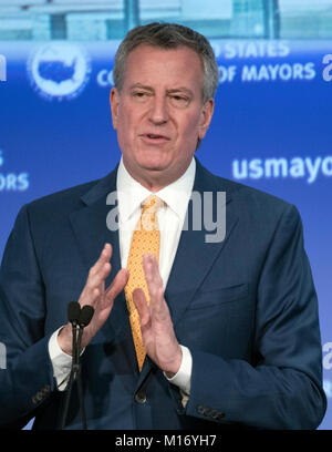 Le maire Bill De Blasio (démocrate de New York, NY), allocution prononcée à l'occasion de la session plénière de la Conférence des maires des États-Unis à Washington, DC le Jeudi, Janvier 25, 2018. Credit : Ron Sachs/CNP (restriction : NO New York ou le New Jersey Journaux ou journaux dans un rayon de 75 km de la ville de New York) - AUCUN FIL SERVICE - Photo : Ron Sachs/consolidé Nouvelles Photos/Ron Sachs - CNP Banque D'Images