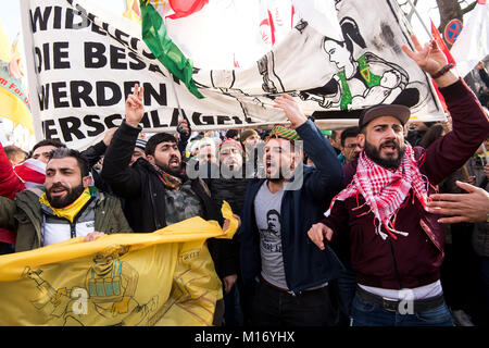 Cologne, Allemagne, 27 janvier 2018. Cologne, Allemagne, 27 janvier 2018. Les participants à une manifestation kurde contre l'offensive militaire turque dans le nord de la Syrie à Cologne, Allemagne, 27 janvier 2018. Photo : Marius Becker/dpa dpa : Crédit photo alliance/Alamy Live News Banque D'Images