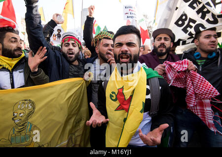 Cologne, Allemagne, 27 janvier 2018. Cologne, Allemagne, 27 janvier 2018. Les participants à une manifestation kurde contre l'offensive militaire turque dans le nord de la Syrie à Cologne, Allemagne, 27 janvier 2018. Photo : Marius Becker/dpa dpa : Crédit photo alliance/Alamy Live News Banque D'Images