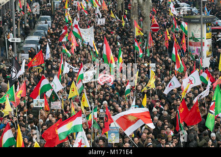 Cologne, Allemagne. 27 janvier, 2018. Environ 20 000 Kurdes protester contre l'offensive militaire turque dans le nord de la Syrie dans le centre-ville de Cologne Crédit : Guido Schiefer/Alamy Live News Banque D'Images