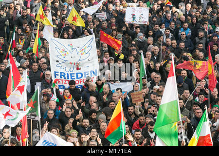 Cologne, Allemagne. 27 janvier, 2018. Environ 20 000 Kurdes protester contre l'offensive militaire turque dans le nord de la Syrie dans le centre-ville de Cologne Crédit : Guido Schiefer/Alamy Live News Banque D'Images