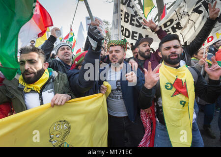 Cologne, Allemagne. 27 janvier, 2018. Environ 20 000 Kurdes protester contre l'offensive militaire turque dans le nord de la Syrie dans le centre-ville de Cologne Crédit : Guido Schiefer/Alamy Live News Banque D'Images