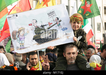 Cologne, Allemagne. 27 janvier, 2018. Environ 20 000 Kurdes protester contre l'offensive militaire turque dans le nord de la Syrie dans le centre-ville de Cologne Crédit : Guido Schiefer/Alamy Live News Banque D'Images