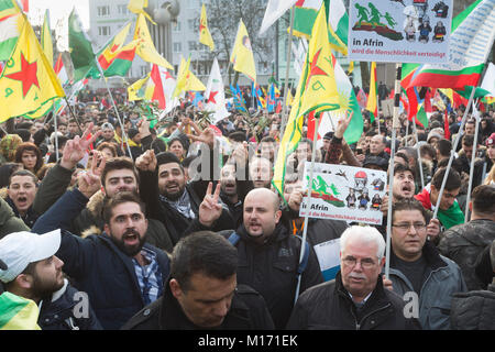 Cologne, Allemagne. 27 janvier, 2018. Environ 20 000 Kurdes protester contre l'offensive militaire turque dans le nord de la Syrie dans le centre-ville de Cologne Crédit : Guido Schiefer/Alamy Live News Banque D'Images