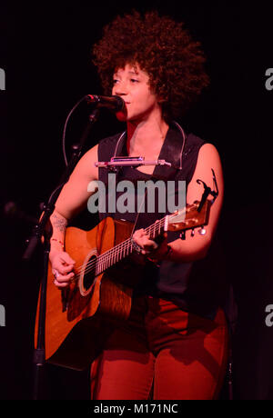 Ann Abor, Michigan, USA. 26 janvier, 2018. La chasteté musicien Brown effectue au cours de l'Ann Arbor Folk Festival à Hill Auditorium à Ann Abor, au Michigan. Ricky Bassman/CSM/Alamy Live News Banque D'Images