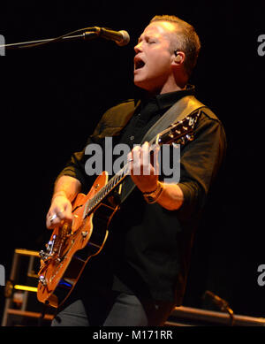 Ann Abor, Michigan, USA. 26 janvier, 2018. Jason Isbell effectue au cours de l'Ann Arbor Folk Festival à Hill Auditorium à Ann Abor, au Michigan. Ricky Bassman/CSM/Alamy Live News Banque D'Images