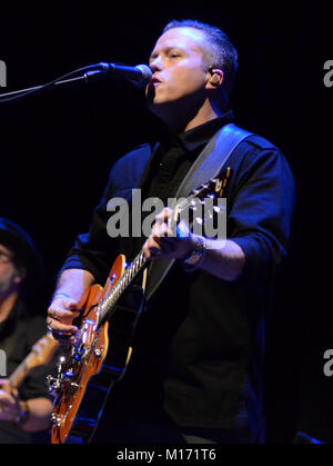 Ann Abor, Michigan, USA. 26 janvier, 2018. Jason Isbell effectue au cours de l'Ann Arbor Folk Festival à Hill Auditorium à Ann Abor, au Michigan. Ricky Bassman/CSM/Alamy Live News Banque D'Images