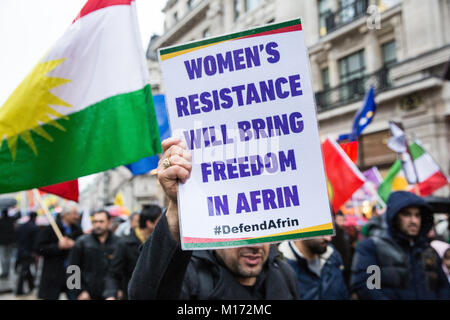 Londres, Royaume-Uni. 27 janvier, 2018. Les membres de la communauté kurde et des militants de groupes, y compris l'arrêt de la guerre, de la BBC, mars Coalition's New Broadcasting House à Downing Street pour protester contre l'offensive militaire de la Turquie à l'intérieur et autour des Kurdes en Syrie, qui Afrin a causé la mort de civils, et contre une déclaration faite par le Ministre britannique des affaires étrangères, Boris Johnson à l'appui de la Turquie. Credit : Mark Kerrison/Alamy Live News Banque D'Images