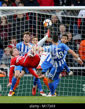 Stade Riverside, Middlesbrough, Royaume-Uni. 27 janvier, 2018. Patrick Bamford overhead kick Middlesbrough FC V BRIGHTON BRIGHTON V MIDDLESBROUGH FC FC FC 27 janvier 2018 GBB6225 FA Cup, stade Riverside, Middlesbrough, Angleterre 27/01/2018 EDITORIAL STRICTEMENT UNIQUEMENT. Si le joueur/joueurs représentés dans cette image est/sont de jouer pour un club anglais ou l'équipe d'Angleterre. Puis cette image ne peut être utilisé qu'à des fins rédactionnelles. Pas d'utilisation commerciale. Les usages suivants sont également restreintes MÊME SI DANS UN CONTEXTE ÉDITORIAL : utilisez conjointement avec, ou partie de, toute l'audio, vidéo, données, fixe Banque D'Images