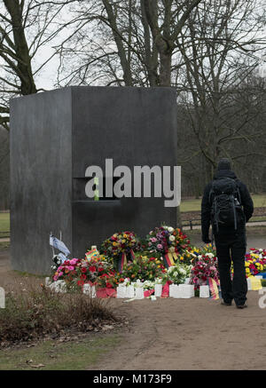 Berlin, Allemagne. 27 Jan, 2018. Des fleurs, des guirlandes et des bougies ont été déposées au cours d'une cérémonie de commémoration pour les victimes du national-socialisme au mémorial aux homosexuels persécutés sous le nazisme à Berlin, Allemagne, 27 janvier 2018. Crédit : Paul Zinken/dpa/Alamy Live News Banque D'Images