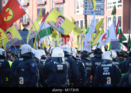 Cologne, Allemagne, 27 janvier 2018. Les participants à une manifestation kurde protester contre l'offensive militaire turque dans le nord de la Syrie, en Photo : Marius Becker/dpa dpa : Crédit photo alliance/Alamy Live News Banque D'Images