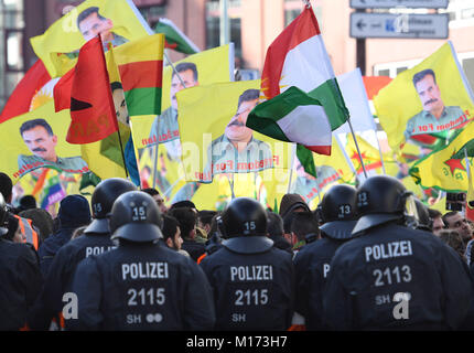 Cologne, Allemagne, 27 janvier 2018. Les participants à une manifestation kurde protester contre l'offensive militaire turque dans le nord de la Syrie, en Photo : Marius Becker/dpa dpa : Crédit photo alliance/Alamy Live News Banque D'Images