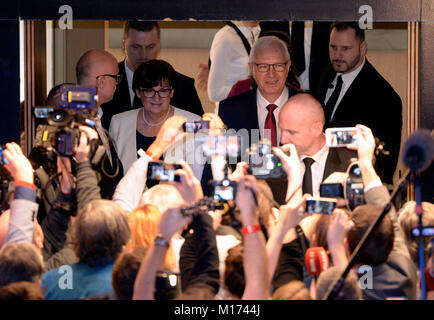 Prague, République tchèque. 27 Jan, 2018. L'Académie des sciences tchèque Jiri Drahos, tête droite est accompagné de son épouse Eva comme il le reconnaît sa défaite à l'élection présidentielle tchèque à Prague, République tchèque, Samedi, Janvier 27, 2018. Avec presque tous les votes comptés, l'opérateur historique pro-russe Milos Zeman a défait Jiri Drahos. Le candidat non reçu du premier tour Michal Horacek est visible en arrière-plan. Credit : Katerina Sulova/CTK Photo/Alamy Live News Banque D'Images