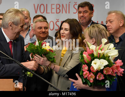 Les pro-russes, Milos Zeman titulaire avec sa femme Ivana, droite, et sa fille Katerina, centre, affirme la victoire dans l'élection présidentielle tchèque à Prague, République tchèque, Samedi, Janvier 27, 2018. La République tchèque, le président pro-Russie a obtenu un second mandat de cinq ans samedi après avoir battu un nouveau venu politique considérée comme plus pro-occidentaux dans un second tour. Avec près de 99  % de bulletins de vote comptés, l'Office statistique tchèque a déclaré le président Zeman avait reçu 51,6  % des voix au second tour de deux jours. À l'arrière-plan de gauche : chanteur Daniel H Banque D'Images