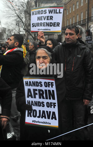 London, UK, 27/01/2018 Kurdes protestation devant Downing Street contre l'agression turque à Afrin. Protestation kurdes UK vente d'armes à la Turquie pour attaquer tenue kurde en Syrie du nord enclove Crédit : JOHNNY ARMSTEAD/Alamy Live News Banque D'Images