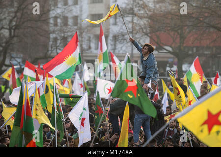 Les participants à une manifestation kurde protester contre l'offensive militaire turque dans le nord de la Syrie à Cologne, Allemagne, 27 janvier 2018. Photo : Marius Becker/dpa Banque D'Images