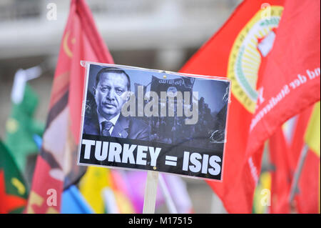 Londres, Royaume-Uni. 27 janvier 2018. Signe en face de la BBC comme des milliers de Kurdes de mars à l'extérieur du siège de la BBC à Portland Place à Downing Street pour protester contre l'invasion militaire de la Turquie de la ville d'Afrin en Syrie du Nord, une ville à prédominance kurde. Les manifestants ont appelé à l'opinion publique britannique pour montrer notre solidarité avec le peuple d'Afrin et pour le Royaume-Uni d'exiger que la Turquie retirer ses forces. Crédit : Stephen Chung / Alamy Live News Banque D'Images