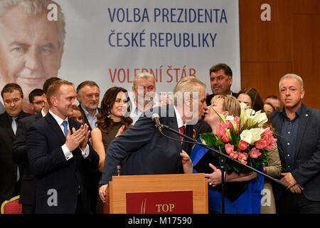 Les pro-russes, Milos Zeman titulaires embrasse sa femme Ivana et revendiquer la victoire dans l'élection présidentielle tchèque à Prague, République tchèque, Samedi, Janvier 27, 2018. La République tchèque, le président pro-Russie a obtenu un second mandat de cinq ans samedi après avoir battu un nouveau venu politique considérée comme plus pro-occidentaux dans un second tour. Avec près de 99  % de bulletins de vote comptés, l'Office statistique tchèque a déclaré le président Zeman avait reçu 51,6  % des voix au second tour de deux jours. À l'arrière-plan de gauche : Chef de la section Protocole Bureau présidentiel Banque D'Images