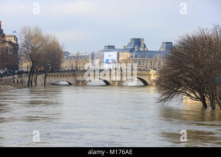 Paris, France, 27 Jan 2018. Les inondations de Paris. La seine devrait atteindre son apogée entre samedi après-midi et tôt le dimanche matin. Alors que l'inondation à l'échelle de l'agence retour prédictions que inondations à haut ceux de 2016, les niveaux étaient encore devraient atteindre jusqu'à 6 mètres (19,7 pieds), causant de graves problèmes pour ceux qui vivent près des rives de la rivière. Credit : Imageplotter News et Sports/Alamy Live News Banque D'Images