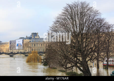 Paris, France, 27 Jan 2018. Les inondations de Paris. La seine devrait atteindre son apogée entre samedi après-midi et tôt le dimanche matin. Alors que l'inondation à l'échelle de l'agence retour prédictions que inondations à haut ceux de 2016, les niveaux étaient encore devraient atteindre jusqu'à 6 mètres (19,7 pieds), causant de graves problèmes pour ceux qui vivent près des rives de la rivière. Credit : Imageplotter News et Sports/Alamy Live News Banque D'Images