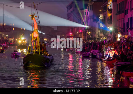 Venise, Italie - JANVIER 27 Interprètes : naviguer le long du Canal Canaregio lors de l'ouverture de la 2018 Carnaval de Venise le 27 janvier 2018 à Venise, Italie. Le thème de l'édition 2018 du Carnaval de Venise est 'jouant' et se déroule du 27 janvier au 13 février. Banque D'Images