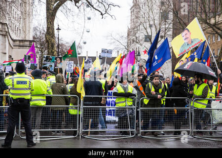 Londres, Royaume-Uni. 27 janvier, 2018. Les membres de la communauté kurde et des groupes de militants de la Coalition contre la guerre, y compris en face de protestation contre la Turquie de Downing Street's dans et autour de l'offensive militaire sous contrôle kurde Afrin en Syrie, qui a causé la mort de civils, et contre une déclaration faite par le Ministre britannique des affaires étrangères, Boris Johnson à l'appui de la Turquie. Credit : Mark Kerrison/Alamy Live News Banque D'Images