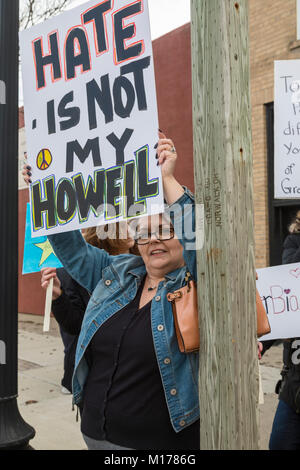 Howell, Michigan USA - 27 janvier 2018 - Les résidents ont organisé une 'Marche contre la peur" pour protester contre la littérature nationaliste blanc distribué récemment dans leur communauté. La ville, qui est de 95 % de blancs, a depuis longtemps la réputation de tolérer le Ku Klux Klan et d'autres groupes haineux. Crédit : Jim West/Alamy Live News Banque D'Images