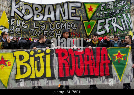 Lyon, France, 27 janv. 2018 : Des centaines de membres de la diaspora kurde sont vus à Lyon (Centre-est de la France) le 27 janvier 2018, qu'ils prennent part à une manifestation organisée pour protester contre l'offensive lancée par l'armée turque sur Efrin (Syrie). Credit : Serge Mouraret/Alamy Live News Banque D'Images