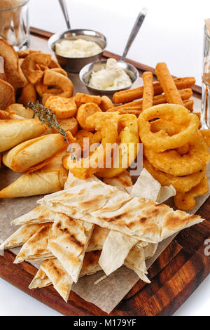 Snack pour la bière. Différents types de craquelins de sauce. Isolé Banque D'Images