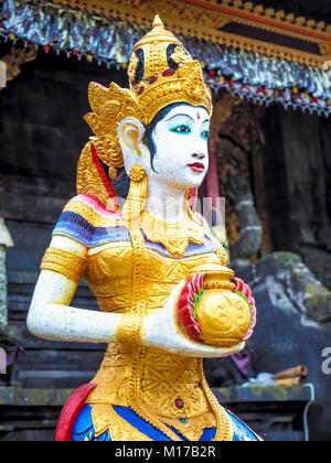 Déesse hindoue colorés du prince dans Pura Ulun Danu Batur Temple à Bali Banque D'Images