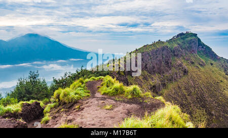 Paysage de Batur volcano sur l'île de Bali dans la matinée, la caldeira du volcan ancien, l'île volcanique tropicale, Mont Agung vue, panorama de l'Indonésie Banque D'Images