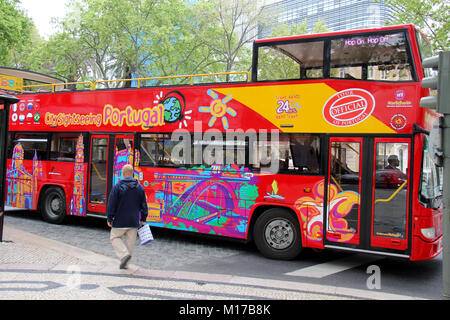 Portugal, Lisbonne. Vers 11 04. 2014. Vue sur les bus au sommet de Rua da Liedade à Lisbonne Portugal. Photo prise en avril 2014 Banque D'Images