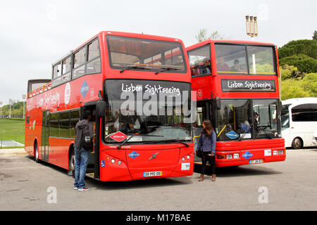 Portugal, Lisbonne. Vers 11 04. 2014. Vue sur les bus au sommet de Rua da Liedade à Lisbonne Portugal. Photo prise en avril 2014 Banque D'Images