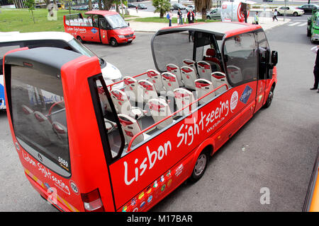 Portugal, Lisbonne. Vers 11 04. 2014. Vue sur les bus au sommet de Rua da Liedade à Lisbonne Portugal. Photo prise en avril 2014 Banque D'Images