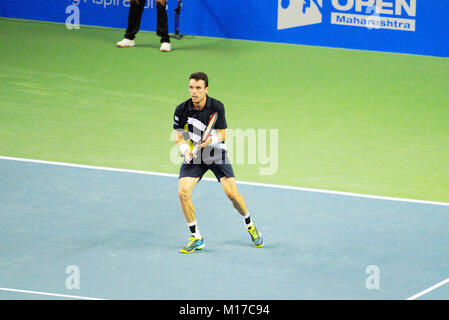 Pune, Inde. 3e janvier 2018. Roberto Bautista Agut d'Espagne, dans l'action dans le deuxième tour de l'Open de Tennis de Tata Maharashtra. Banque D'Images