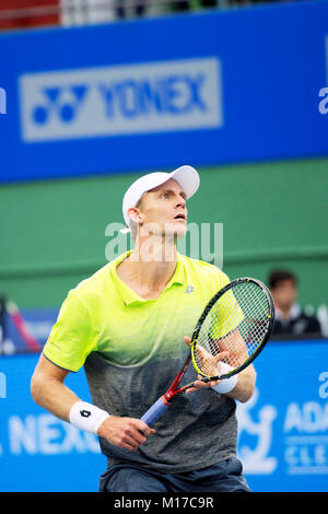 Pune, Inde. 6 janvier 2018. Kevin Anderson, de l'Afrique du Sud, dans l'action dans le des célibataires final du tournoi de tennis Open Tata Maharashtra. Banque D'Images