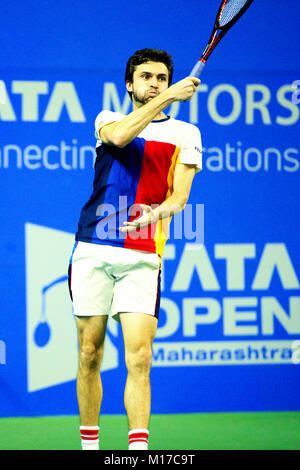 Pune, Inde. 6 janvier 2018. Gilles Simon de France, dans l'action dans le des célibataires final du tournoi de tennis Open Tata Maharashtra. Banque D'Images