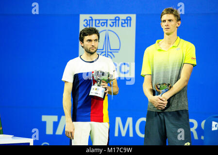 Pune, Inde. 6 janvier 2018. Gilles Simon de France et Kevin Anderson, de l'Afrique du Sud après les finales au tournoi de tennis Open Tata Maharashtra. Banque D'Images