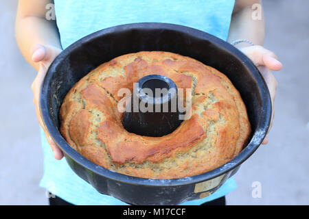 Gâteau banane fraîchement cuit avec une croûte craquelée Banque D'Images