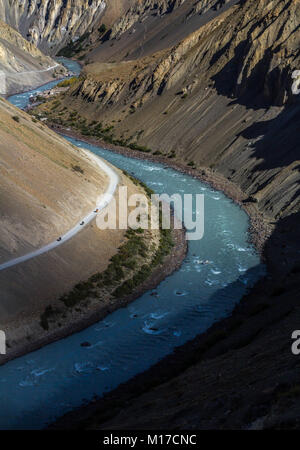 Vue à vol d'oiseau de rivière Spiti et bikers équitation le chemin de terre au-dessus de que Banque D'Images