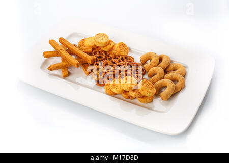 Snack pour la bière. Différents types de craquelins . Isolated on white Banque D'Images