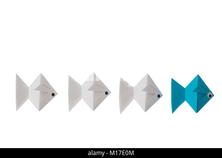 Papier Origami Poissons dans une ligne sur fond blanc Banque D'Images