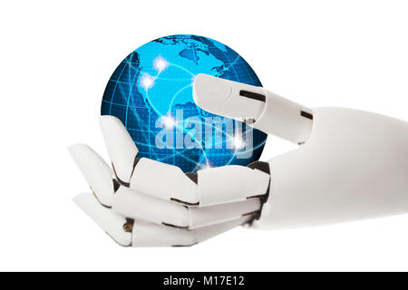 Close-up of Robotic Hand Holding globe bleu sur fond blanc Banque D'Images