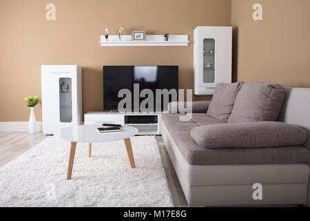 Appartement moderne avec télévision et canapé dans le séjour Banque D'Images