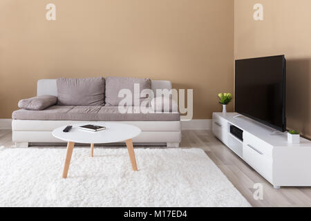 Appartement moderne avec télévision et canapé dans le séjour Banque D'Images