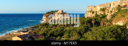 Ancien monastère du 4ème siècle au-dessus du sanctuaire de Santa Maria Island - Tropea, Calabre, Italie. Tropea Plage à Mer Tyrrhénienne. Les gens unrecognizabl Banque D'Images