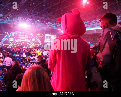 Londres, Royaume-Uni - 30 déc 2017 : Fléchettes fans en robes de fantaisie font la fête à l'intérieur de l'Alexandra Palace de Londres (Ally Pally) lors du Championnat de fléchettes. Banque D'Images