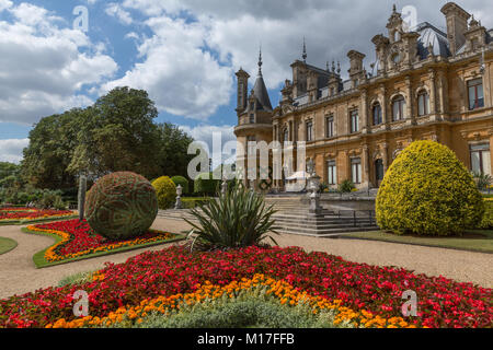 Le parterre à Waddesdon Manor en pleine floraison dans elle est rouge, orange et noir système de plantation. Banque D'Images