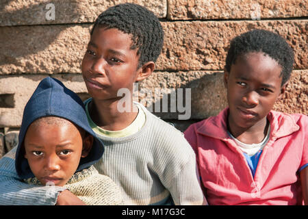 Frères africains, en face de la maison dans le village, au Botswana Banque D'Images